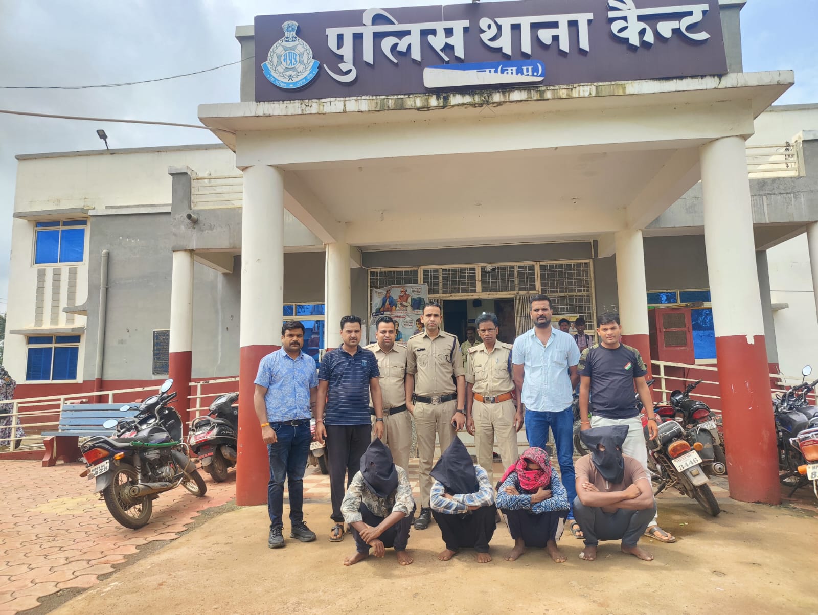 हथियारों के साथ चार गिरफ्तार, एक फरार हथियारों के साथ चार गिरफ्तार, एक फरार