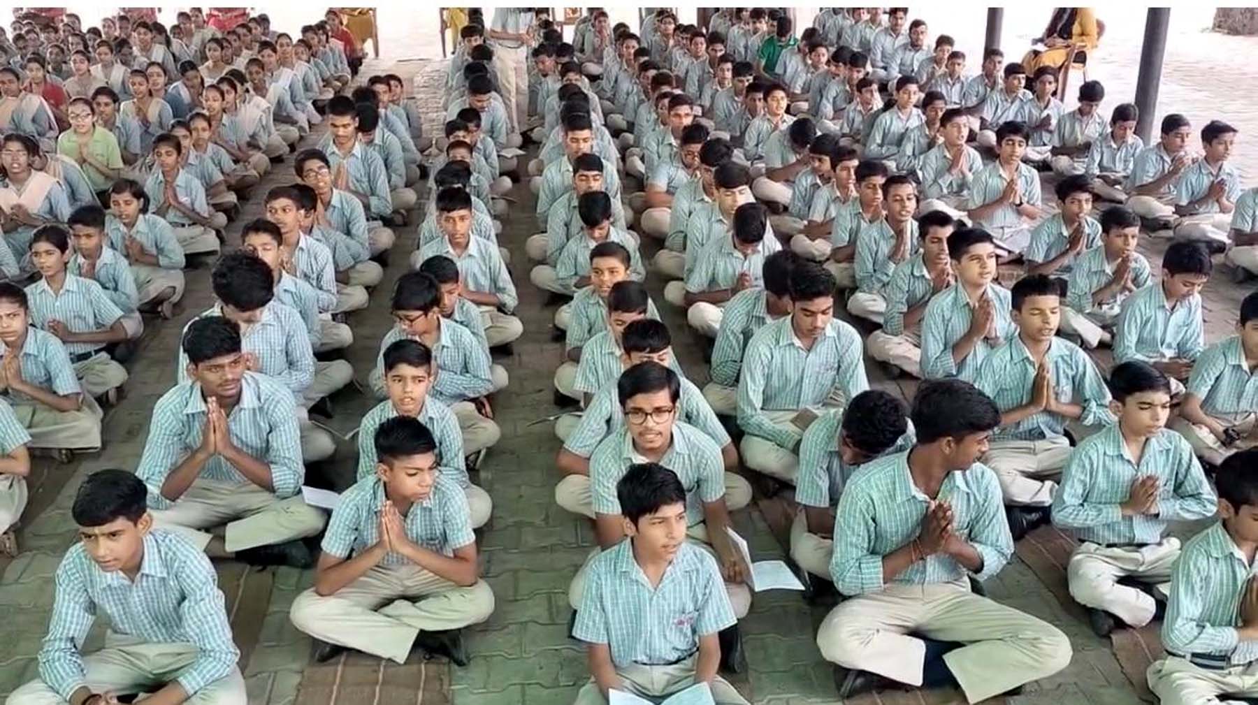 स्कूल में मौजूद बच्चे।