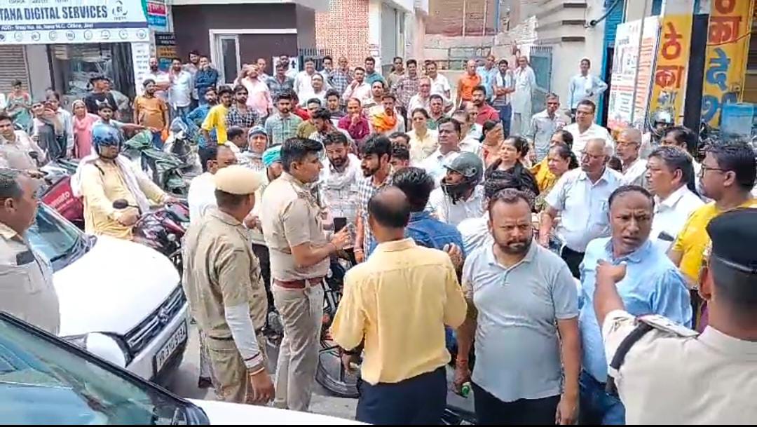 गोहाना रोड पर जाम लगने लोग गोहाना रोड पर जाम लगने लोग
