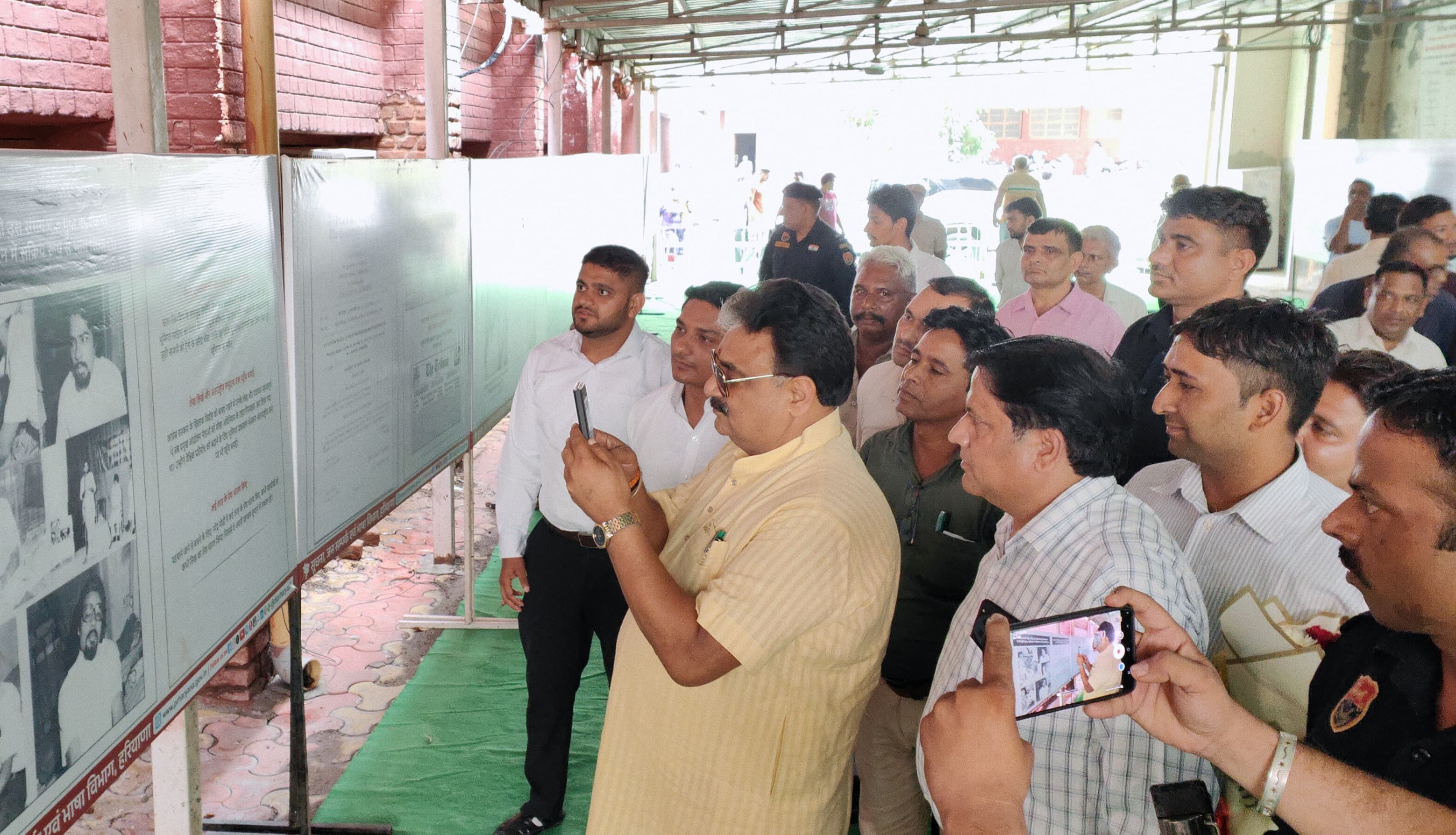 प्रदर्शनी की स्लाइडों को अपने मोबाइल में कैद करते हुए डिप्टी स्पीकर। प्रदर्शनी की स्लाइडों को अपने मोबाइल में कैद करते हुए डिप्टी स्पीकर।
