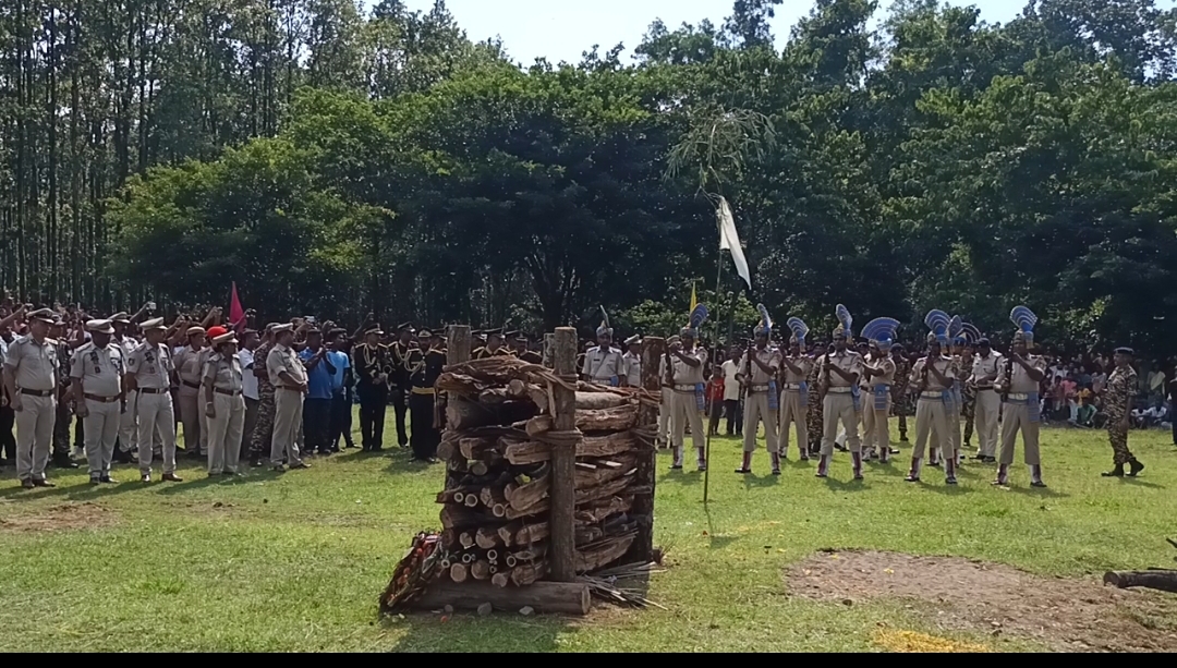 नक्सल विरोधी अभियान में शहीद जवानों प्रणेश्वर कोच का पार्थिव शरीर आज कोकराझार जिले के मागुरमारी गांव के निवास स्थान पहुंचा राष्ट्रीय सम्मान के साथ दी गई श्रद्धांजलि।
