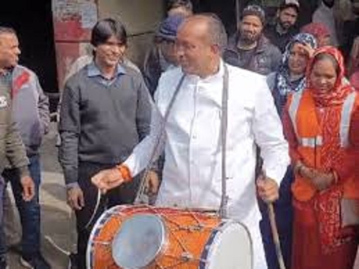 निगम अध्यक्ष ने बजाया ढोल निगम अध्यक्ष ने बजाया ढोल