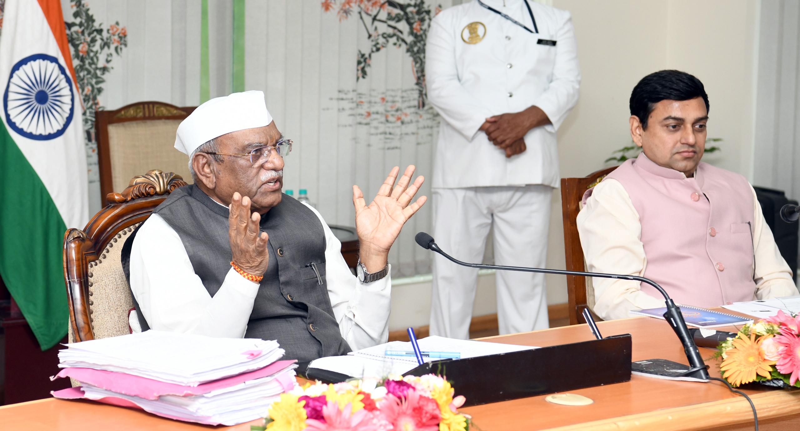 पाठयपुस्तको के अलावा भी दूसरे विषयों का सम सामयिक ज्ञान विद्यार्थियों को मिले: राज्यपाल पाठयपुस्तको के अलावा भी दूसरे विषयों का सम सामयिक ज्ञान विद्यार्थियों को मिले: राज्यपाल