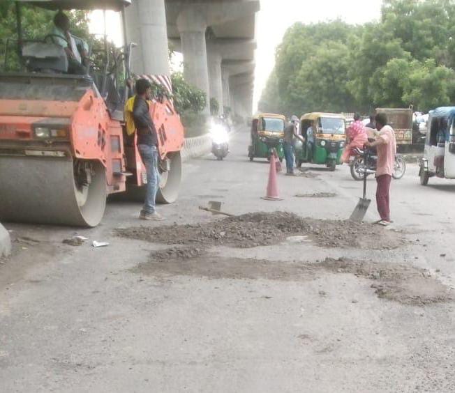 मार्ग की मरम्मत करते कर्मचारी