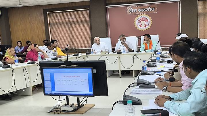 मंत्री पटेल ने कलेक्ट्रेट में विभागीय कार्यों की समीक्षा की