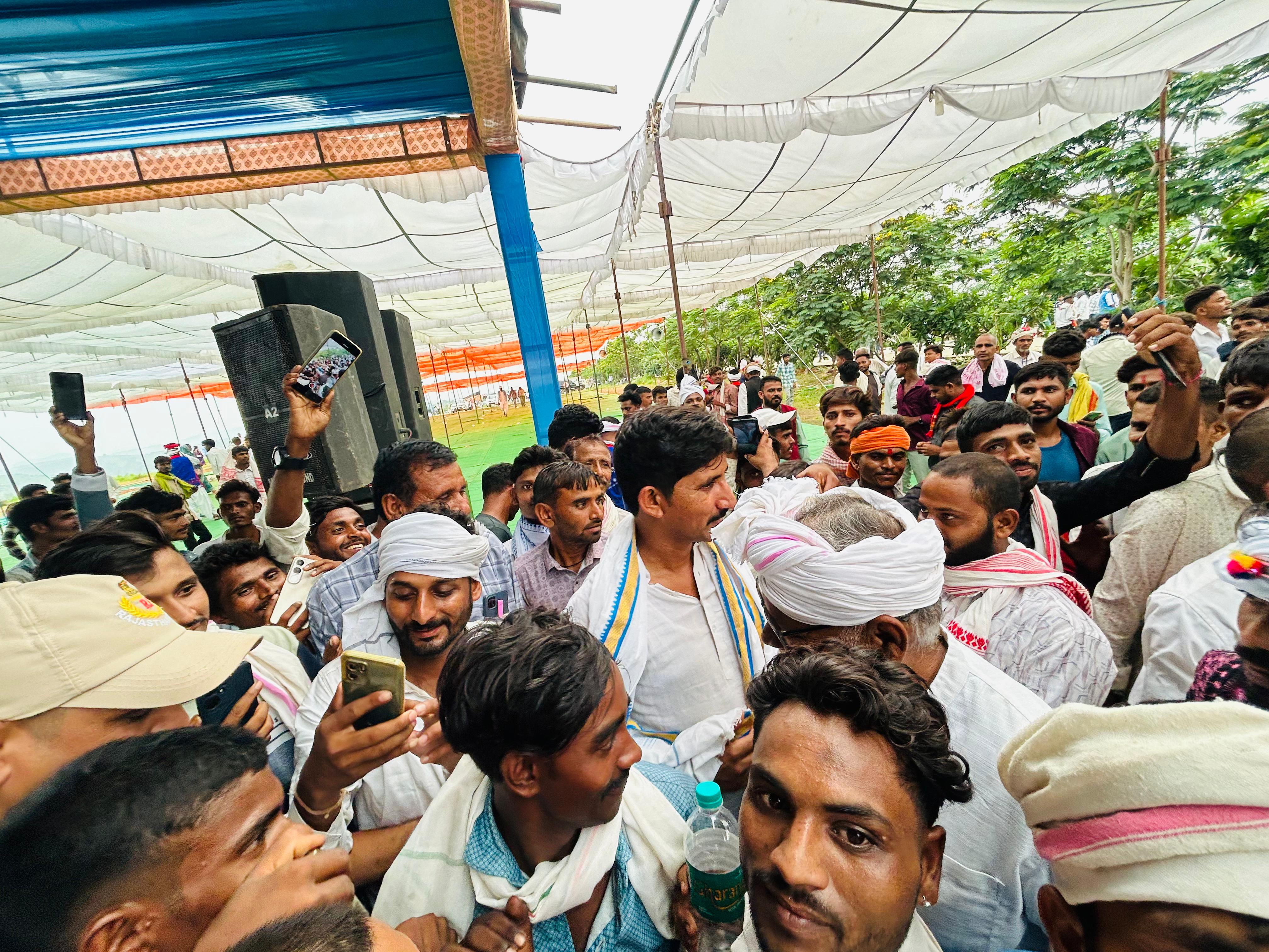 कार्यक्रम में सम्मिलित होने जाते हुए सांसद राजकुमार रोत