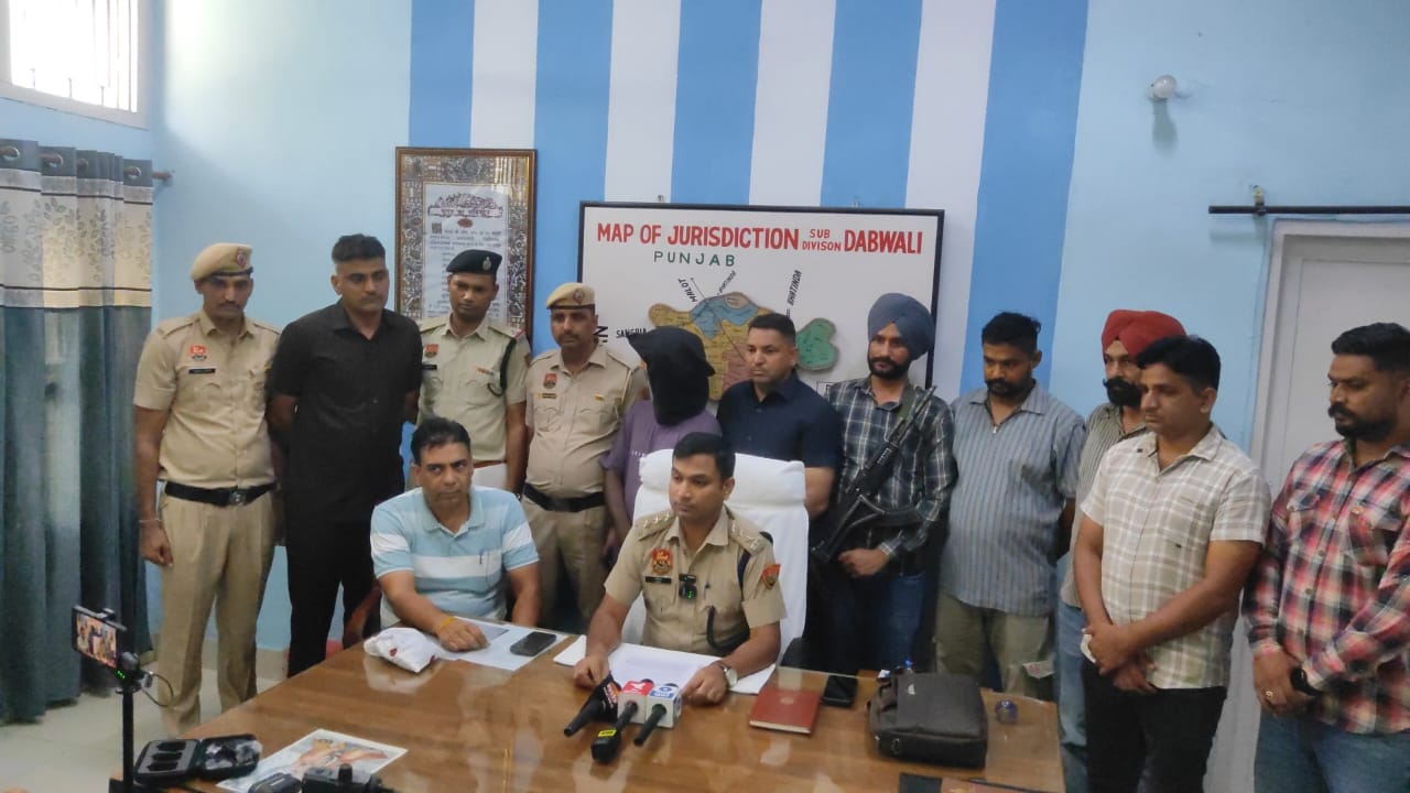 हेरोइन तस्कर के बारे में जानकारी देते डीएसपी कपिल अहलावत। हेरोइन तस्कर के बारे में जानकारी देते डीएसपी कपिल अहलावत।
