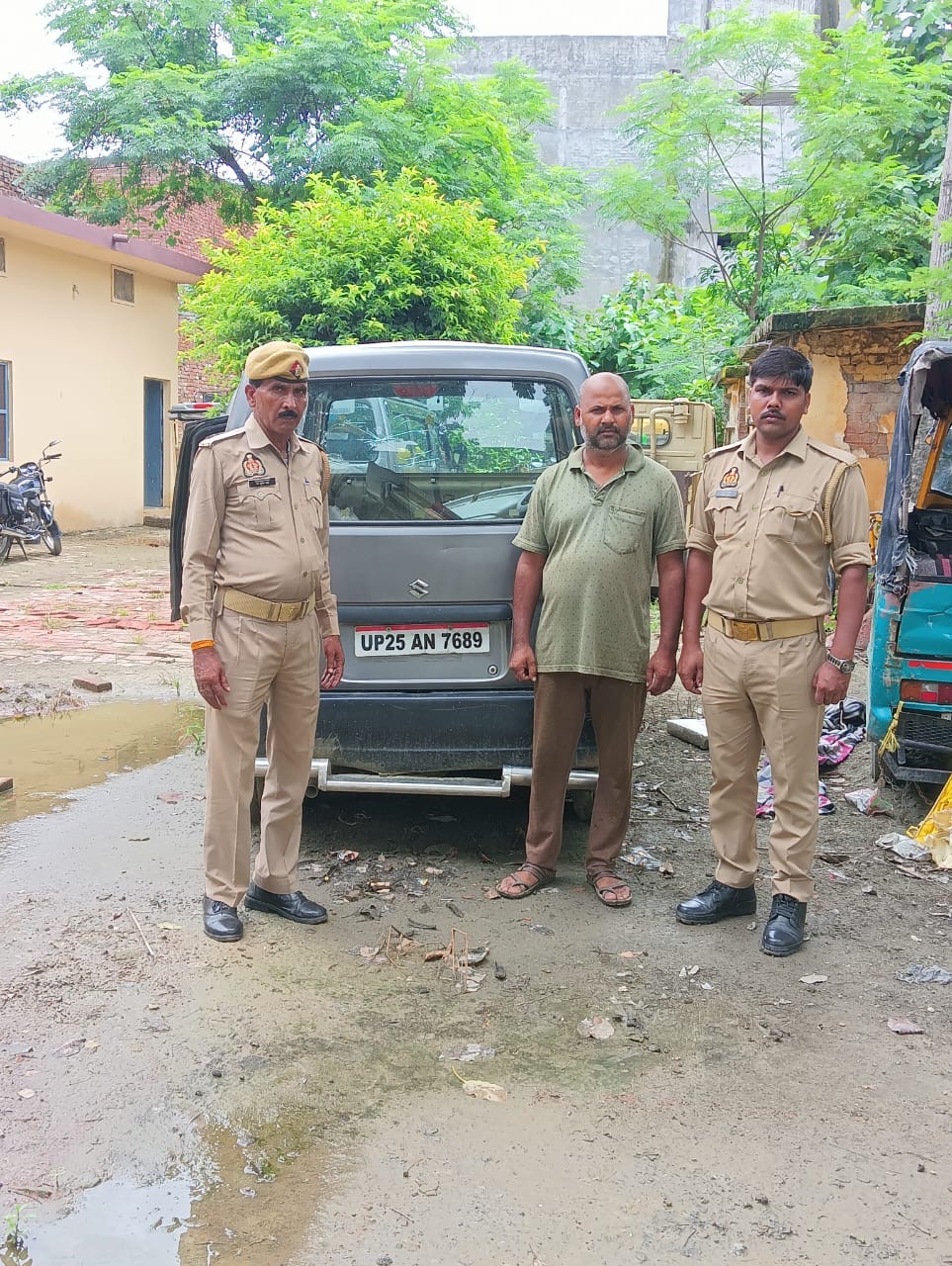 बहेड़ी में कबाड़ी की दुकान पर छापेमारी के दौरान बरामद चोरी के वाहन पुर्जे व औजारों के साथ पुलिस टीम।