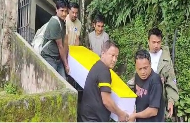 शवों को पोस्टमार्टम के लिए अस्पताल ले जाते लोग शवों को पोस्टमार्टम के लिए अस्पताल ले जाते लोग