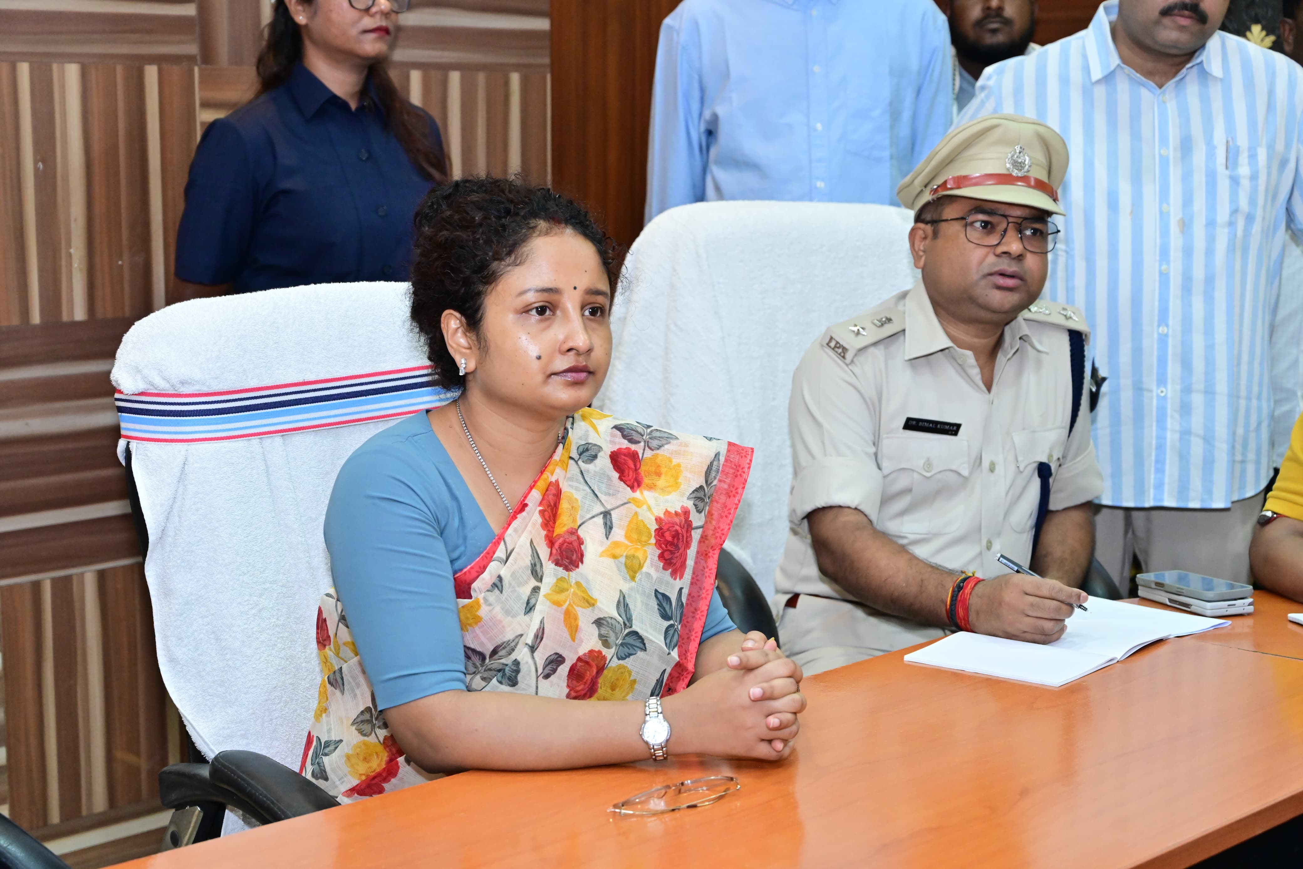 विधायक कल्पना बैठक करते विधायक कल्पना बैठक करते