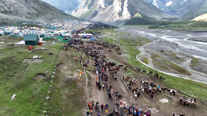 भारी बारिश के कारण पहलगाम और बालटाल दोनों आधार शिविरों से अमरनाथ यात्रा एक दिन के लिए स्थगित भारी बारिश के कारण पहलगाम और बालटाल दोनों आधार शिविरों से अमरनाथ यात्रा एक दिन के लिए स्थगित