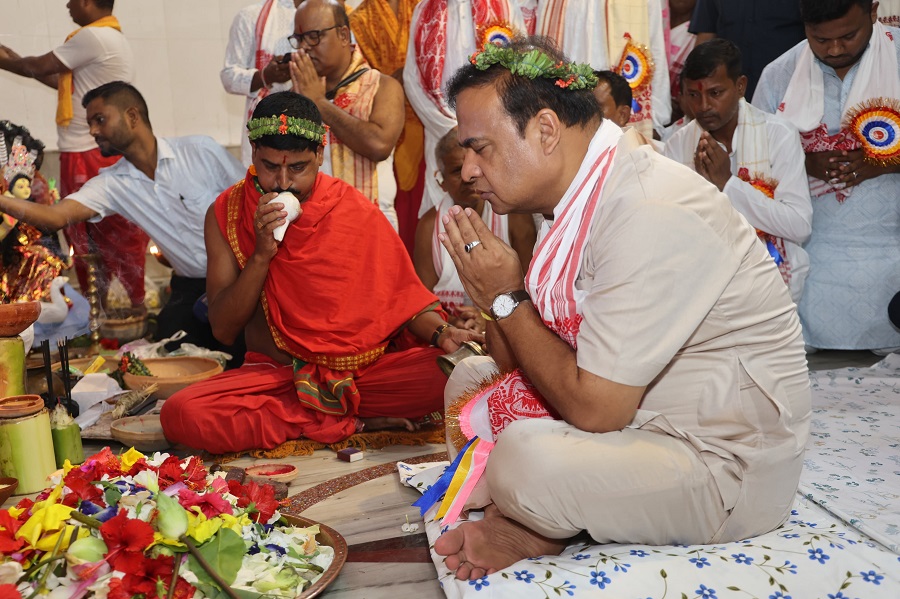 गुवाहाटी के आजरा स्थित श्री श्री मां मनसा देवी मंदिर में गुरुवार को पूजा-अर्चना करते मुख्यमंत्री डॉ. हिमंत बिस्व सरमा