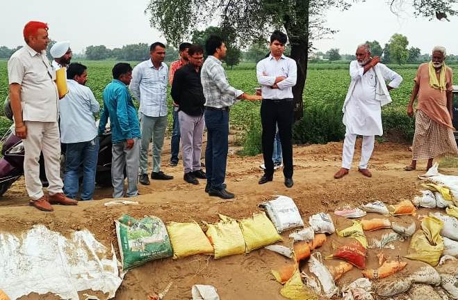 रत्ताखेड़ा खरीफ चैनल का निरीक्षण करते एसडीएम। रत्ताखेड़ा खरीफ चैनल का निरीक्षण करते एसडीएम।