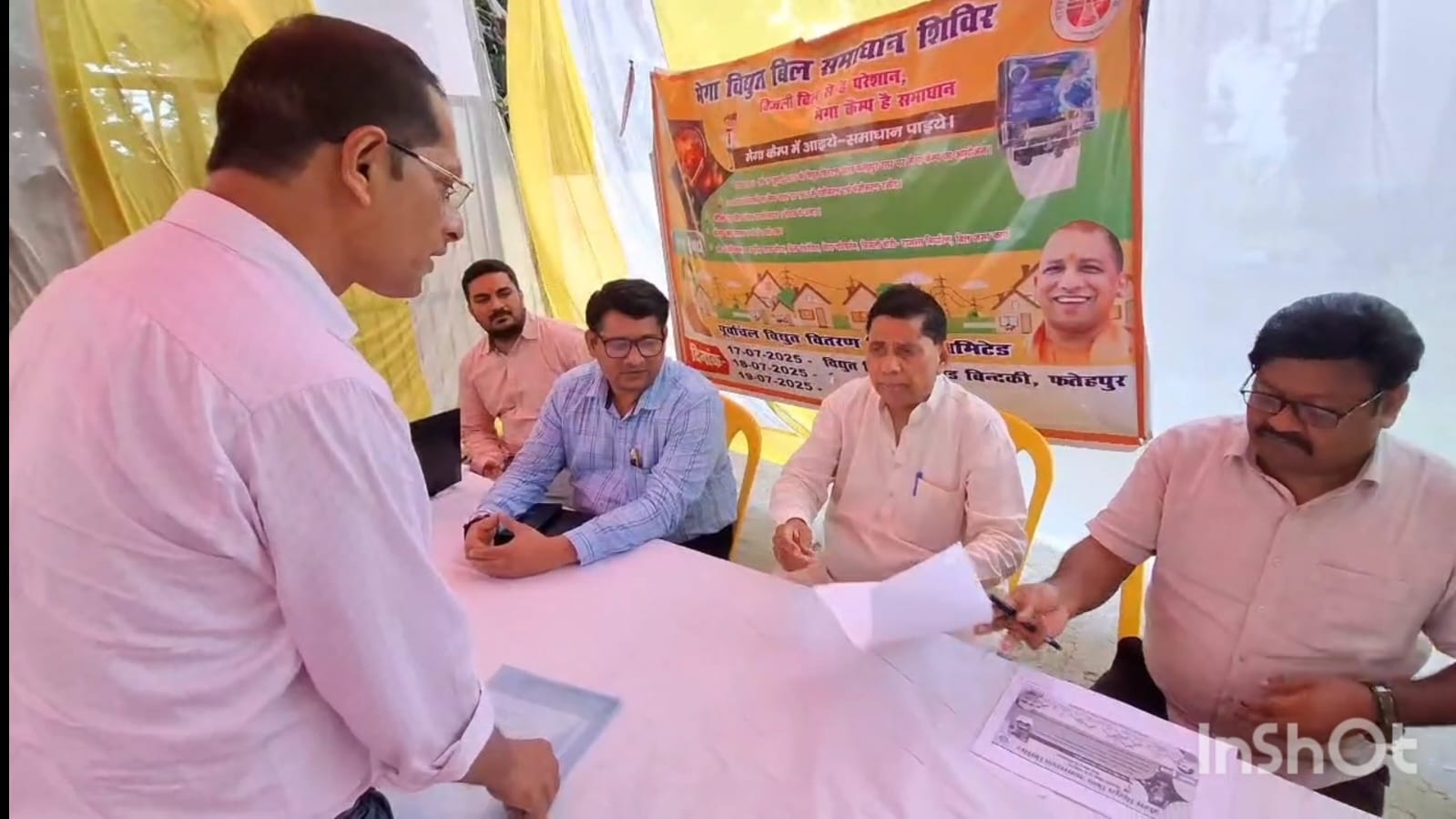 शिविर में उपभोक्ताओं की समस्याएं सुनते विधायक व अधिकारी शिविर में उपभोक्ताओं की समस्याएं सुनते विधायक व अधिकारी