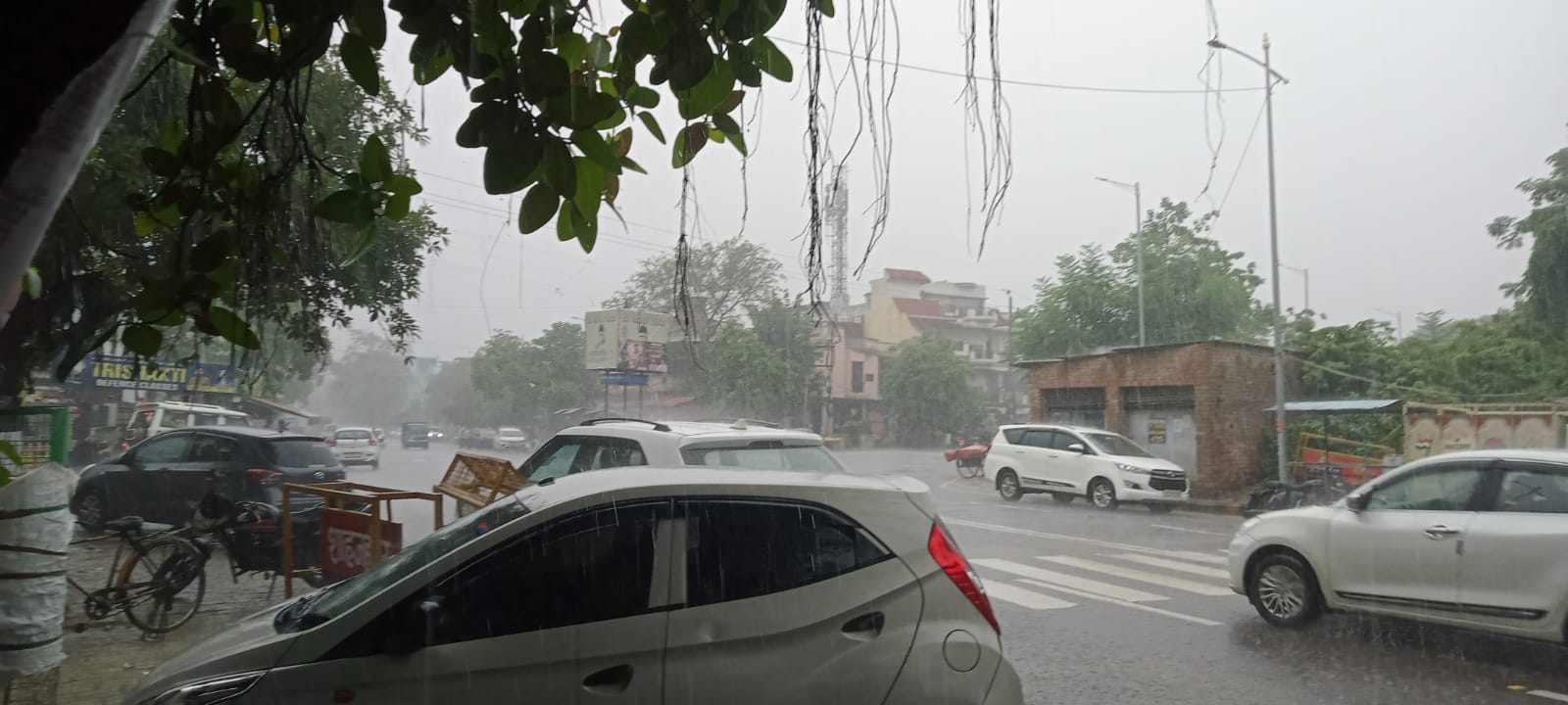 प्रयागराज में हो रही बारिश का छाया चित्र प्रयागराज में हो रही बारिश का छाया चित्र