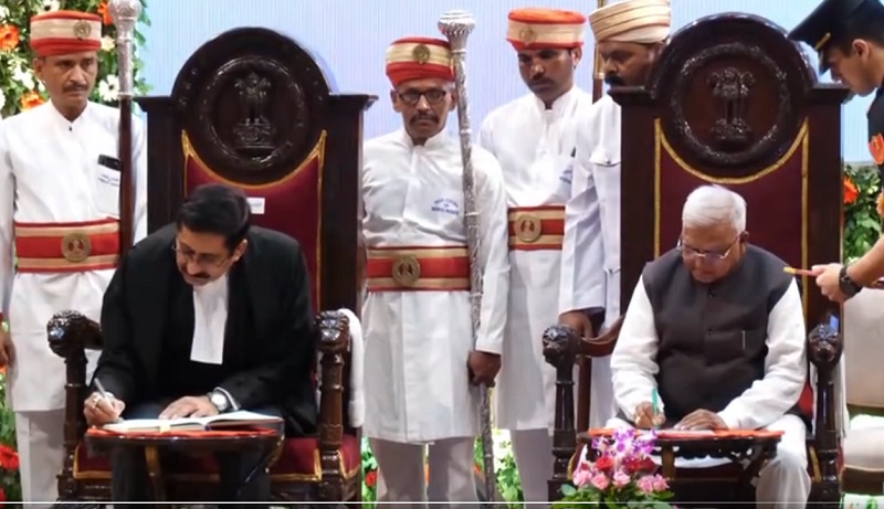 राजभवन में म.प्र. उच्च न्यायालय के मुख्य न्यायाधिपति का शपथ ग्रहण समारोह राजभवन में म.प्र. उच्च न्यायालय के मुख्य न्यायाधिपति का शपथ ग्रहण समारोह