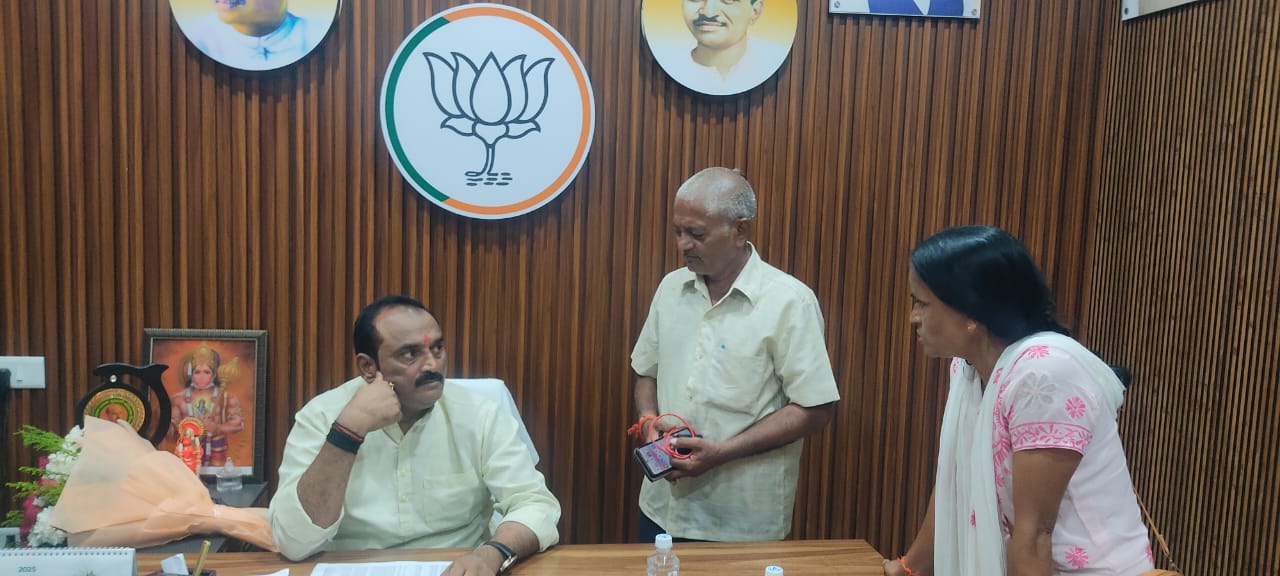 भाजपा महानगर कार्यालय में जनसुनवाई करते हुए महानगर अध्यक्ष संजय गुप्ता का छाया चित्र