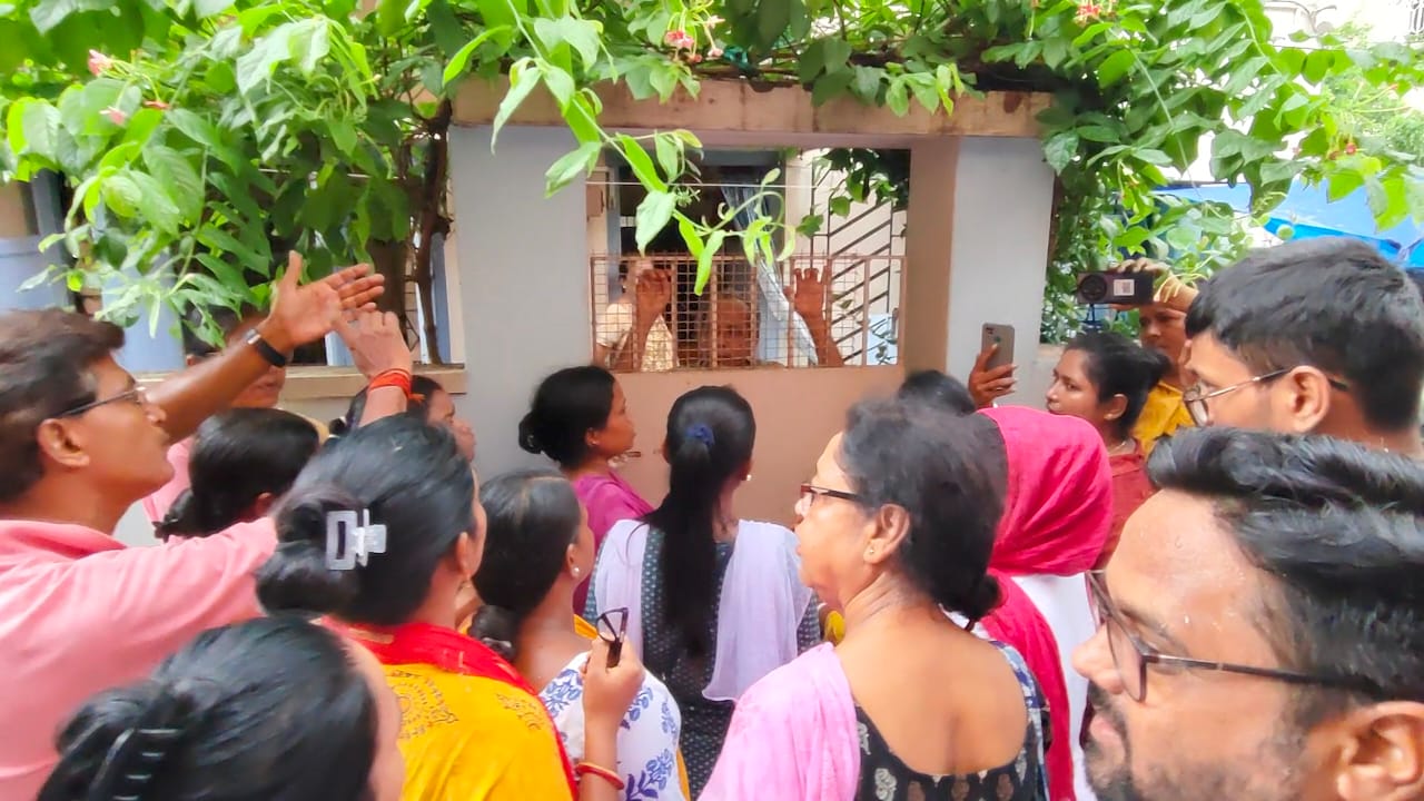 बैंडेल में चिकित्सकीय लापरवाही को लेकर हंगामा, भाजपा नेताओं ने डॉक्टर के घर पर किया विरोध प्रदर्शन बैंडेल में चिकित्सकीय लापरवाही को लेकर हंगामा, भाजपा नेताओं ने डॉक्टर के घर पर किया विरोध प्रदर्शन