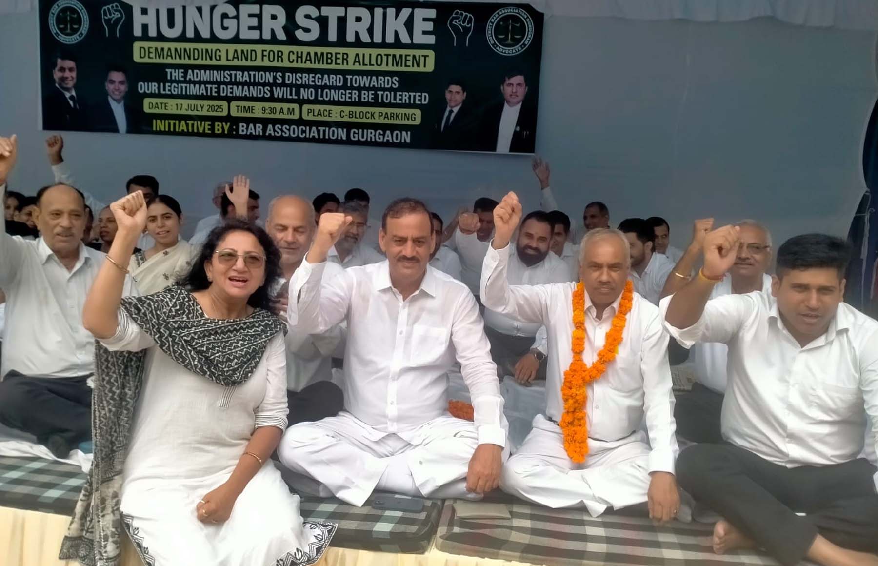 चैंबरों की मांग को लेकर हड़ताल पर बैठे अधिवक्ता। चैंबरों की मांग को लेकर हड़ताल पर बैठे अधिवक्ता।