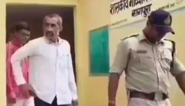शिक्षक शकील अहमद गिरफ्तार शिक्षक शकील अहमद गिरफ्तार