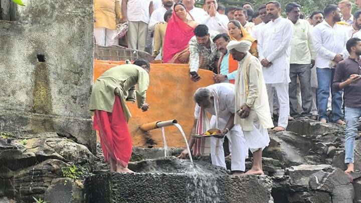 मंत्री पटेल ने सिरवेल महादेव मंदिर में की पूजा-अर्चना, कुंदा नदी उद्गम स्थल पर किया पौधारोपण