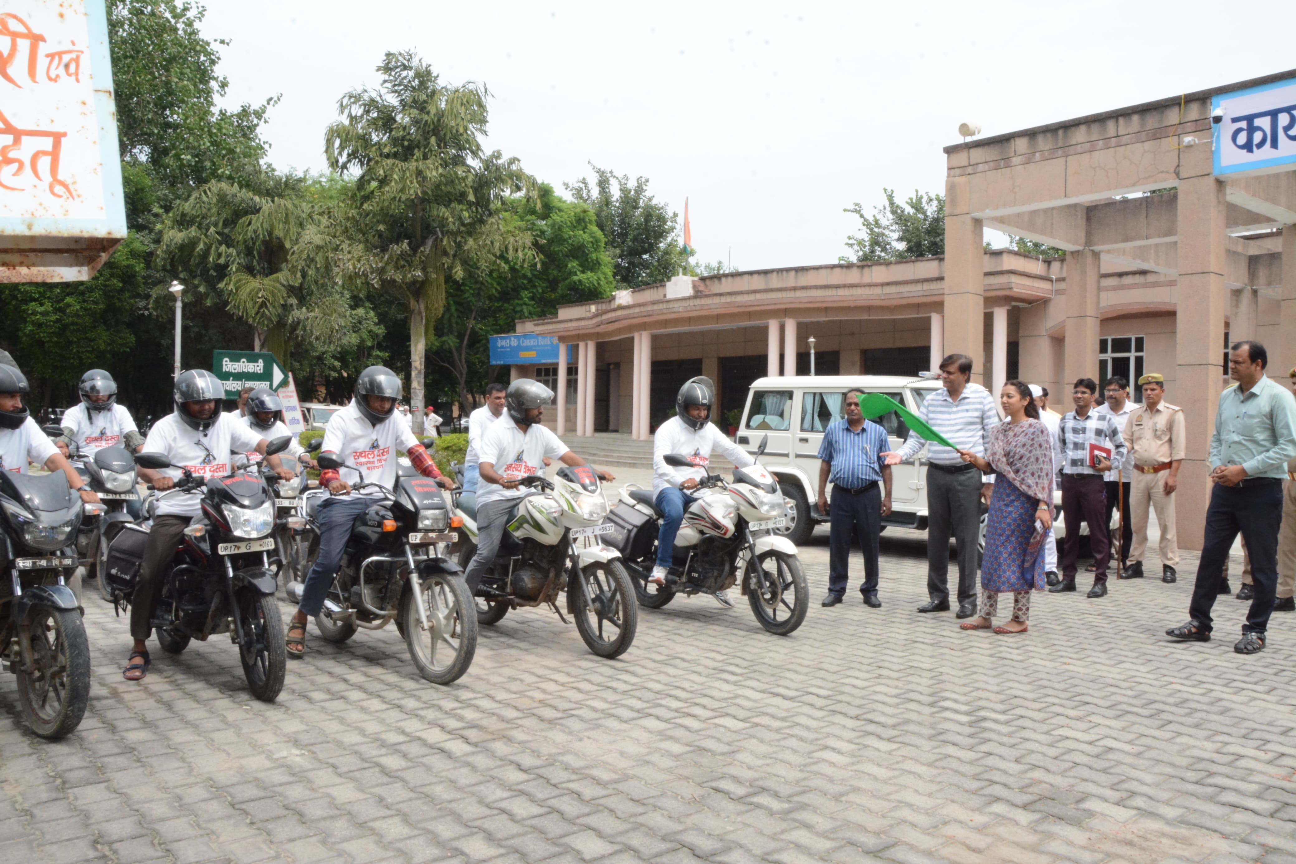 कलेक्ट्रेट बागपत से बाइक एम्बुलेंस सेवा को हरी झंडी