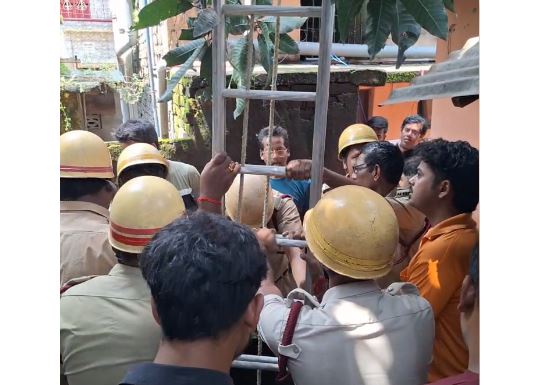 कुएं में गिरी महिला को निकालने का प्रयास करते दमकलकर्मी कुएं में गिरी महिला को निकालने का प्रयास करते दमकलकर्मी