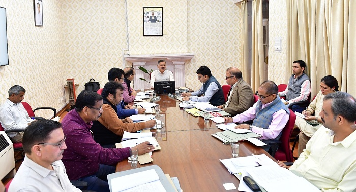 समीक्षा बैठक की अध्यक्षता करते मंत्री राजेश धर्माणी समीक्षा बैठक की अध्यक्षता करते मंत्री राजेश धर्माणी