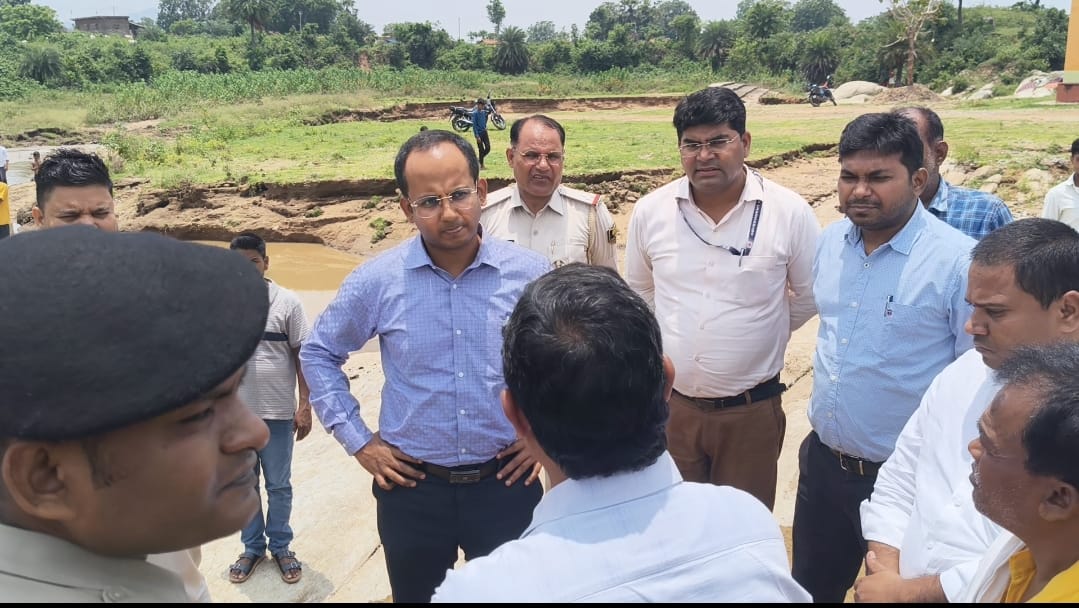 निरीक्षण करते डीएम निरीक्षण करते डीएम