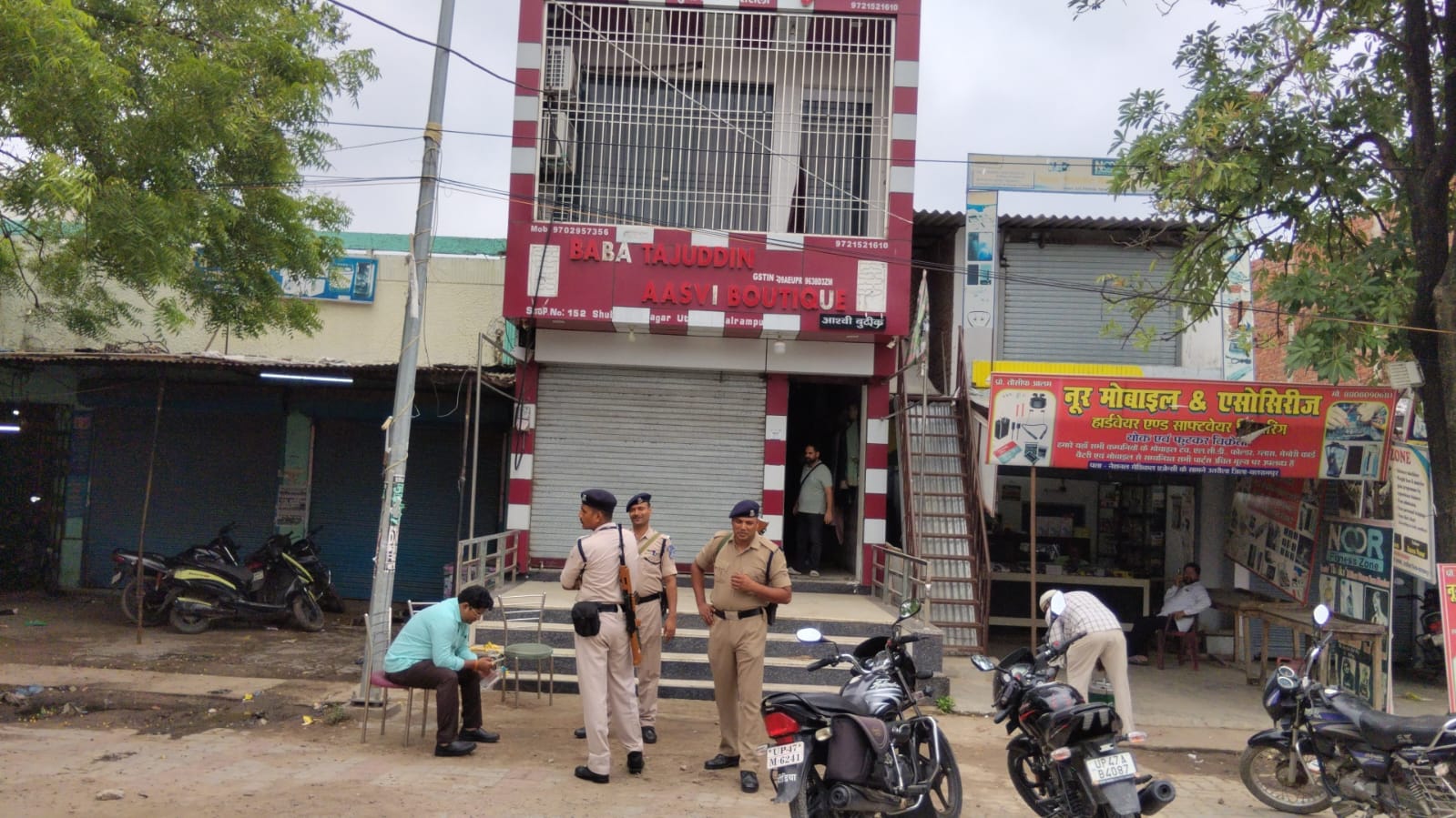 Sho room ke bahar police teem Sho room ke bahar police teem
