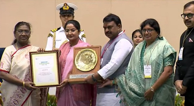 राष्ट्रपति ने महापौर और नगर निगम अध्यक्ष को किया सम्मानित राष्ट्रपति ने महापौर और नगर निगम अध्यक्ष को किया सम्मानित
