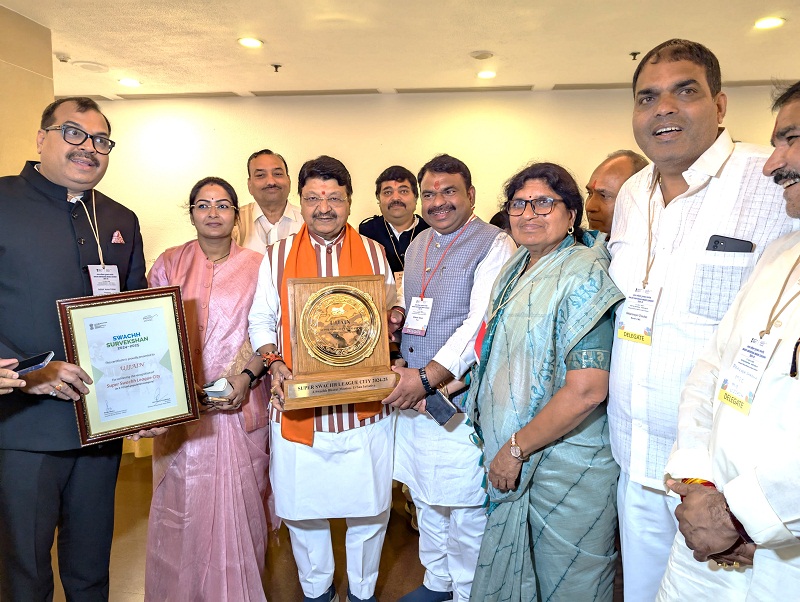 मंत्री विजयवर्गीय अवार्ड के साथ