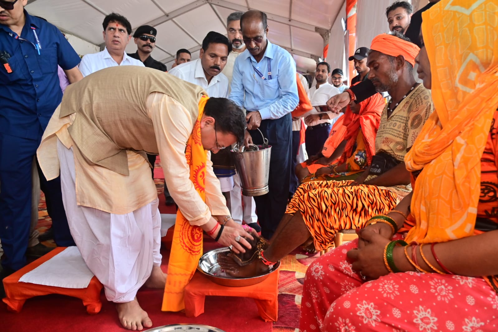 मुख्यमंत्री चरण पखारते हुए