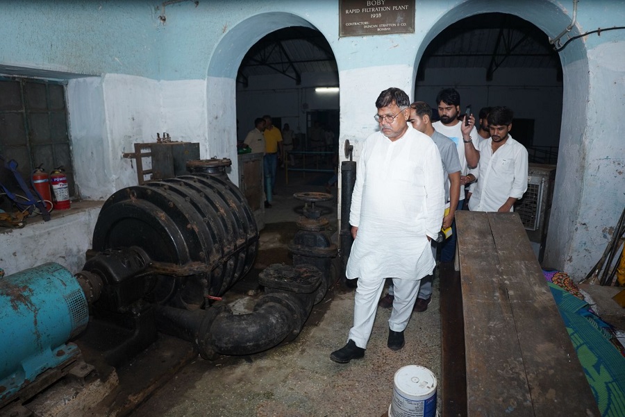 अस्पताल और वॉटर ट्रीटमेंट प्लांट का निरीक्षण करते हुए मंत्री प्रद्युम्न सिंह तोमर अस्पताल और वॉटर ट्रीटमेंट प्लांट का निरीक्षण करते हुए मंत्री प्रद्युम्न सिंह तोमर