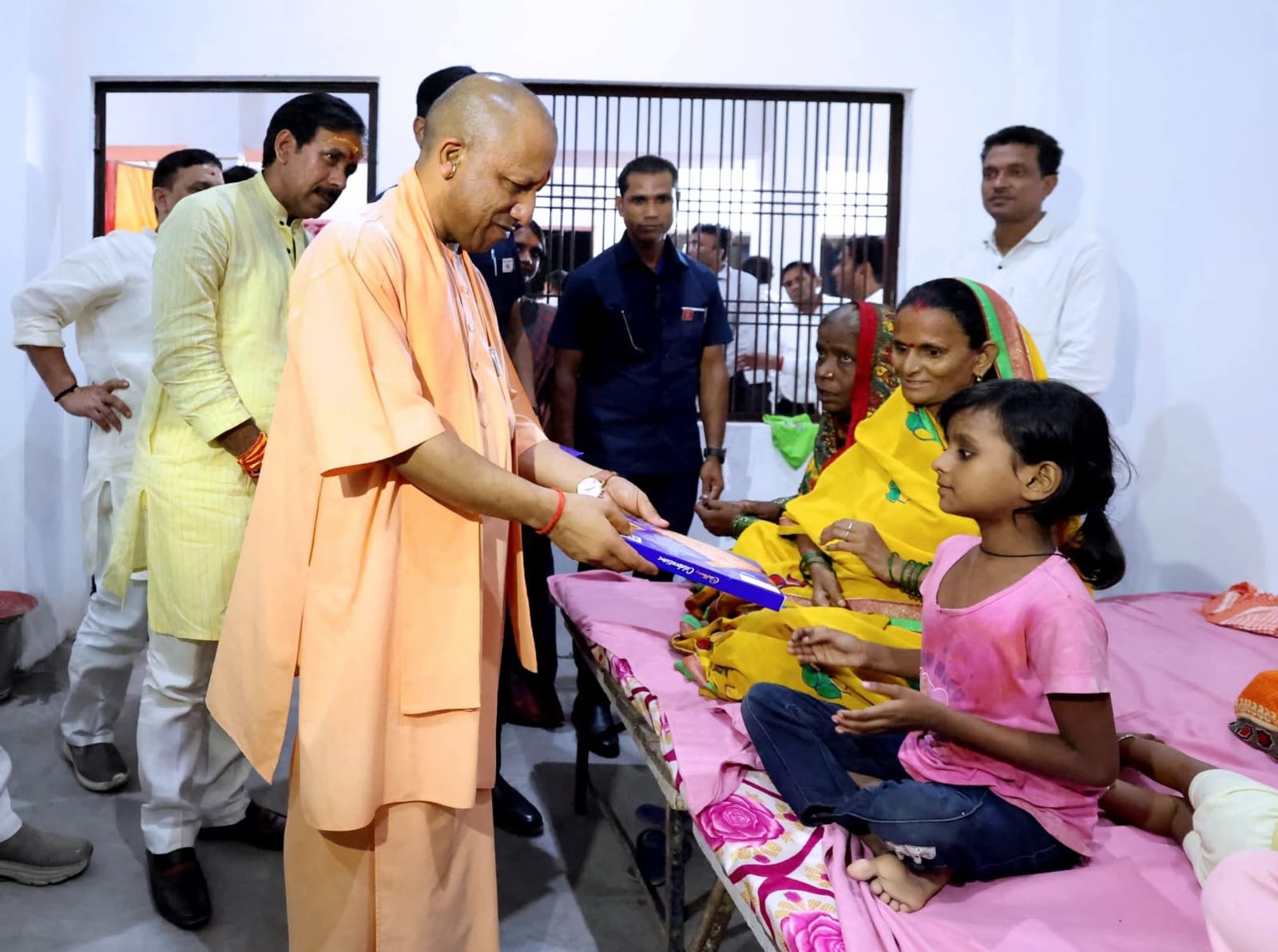 मुख्यमंत्री ने बाढ़ पीड़ितों के साथ