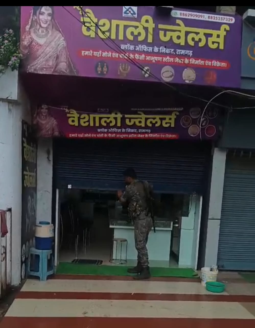 दुकान का शटर लगाती पुलिस दुकान का शटर लगाती पुलिस