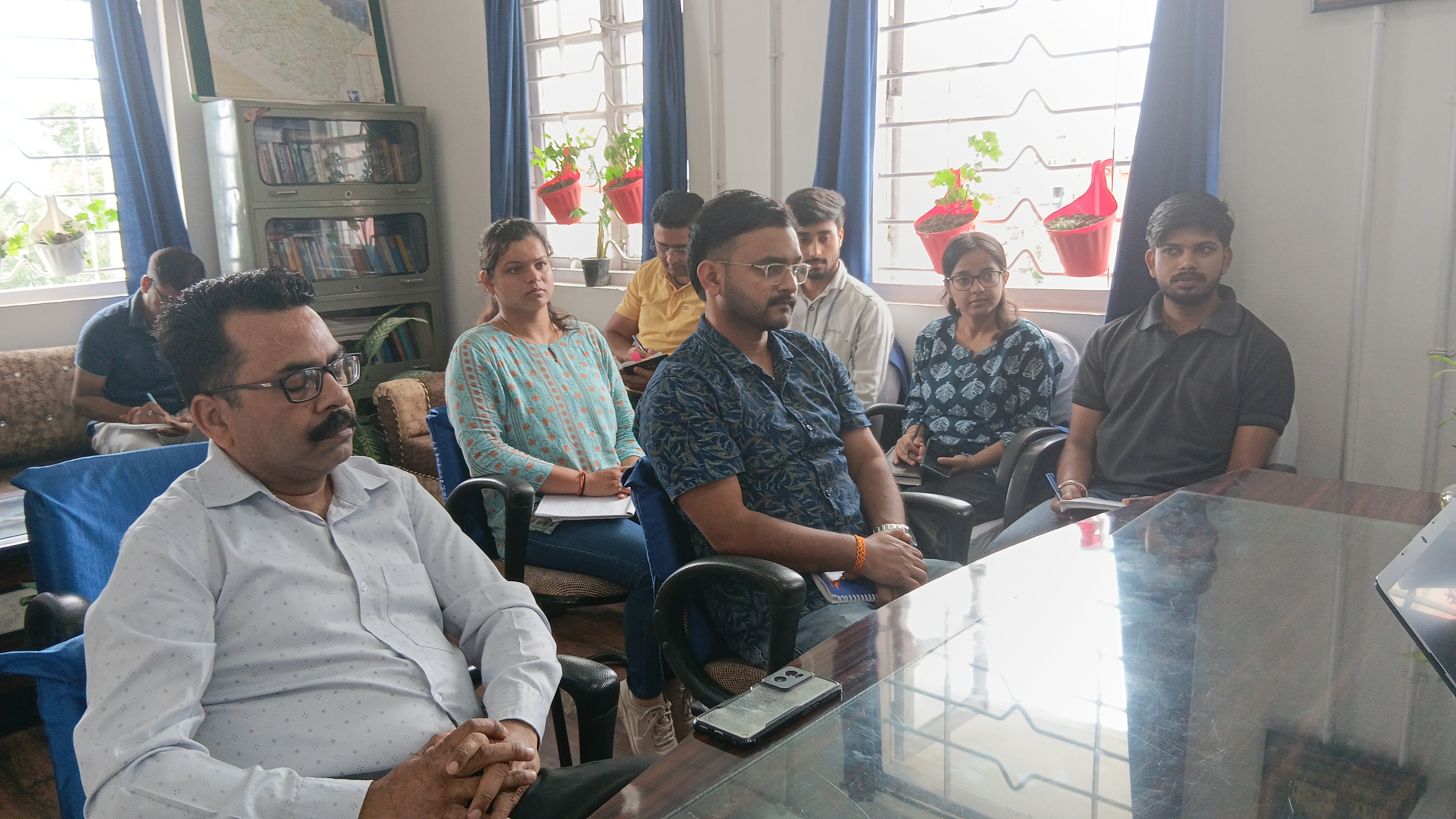 21  जुलाई को डाकघर में कोई भी ट्रांजैक्शन का काम ना होने के संबंध में बैठक लेते डाक अधीक्षक