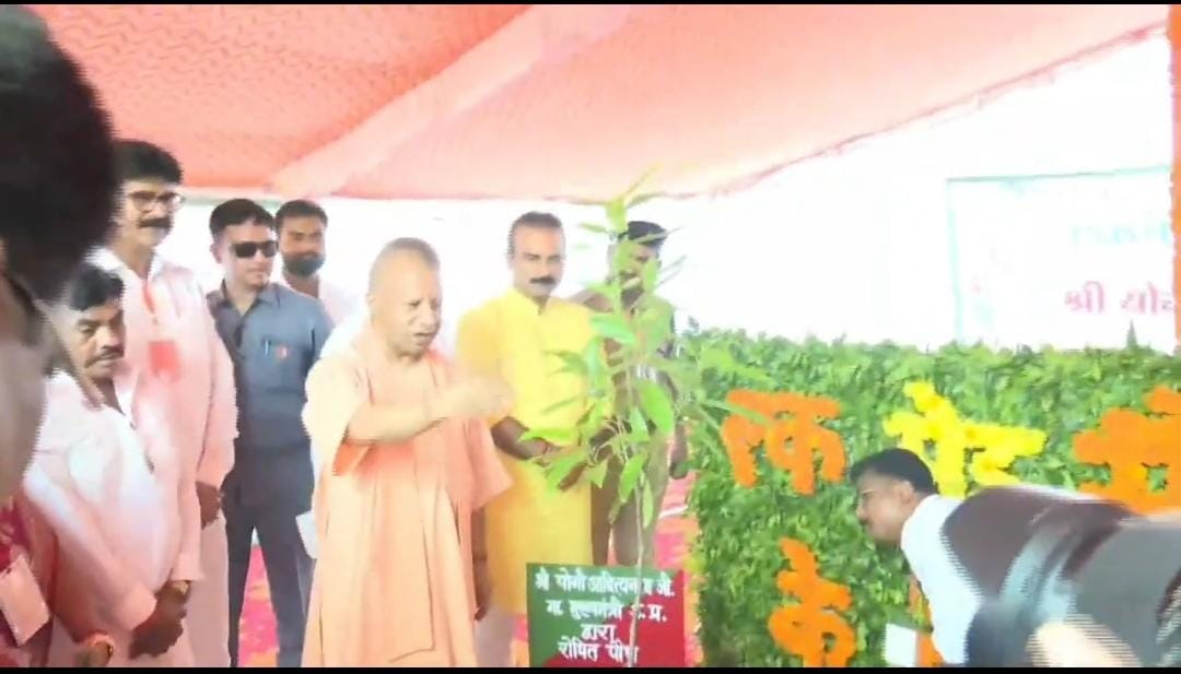 पौधारोपण करते मुख्यमंत्री पौधारोपण करते मुख्यमंत्री