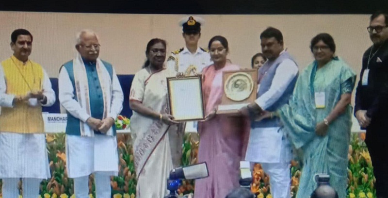 राष्ट्रपति ने महापौर और नगर निगम अध्यक्ष को किया सम्मानित राष्ट्रपति ने महापौर और नगर निगम अध्यक्ष को किया सम्मानित