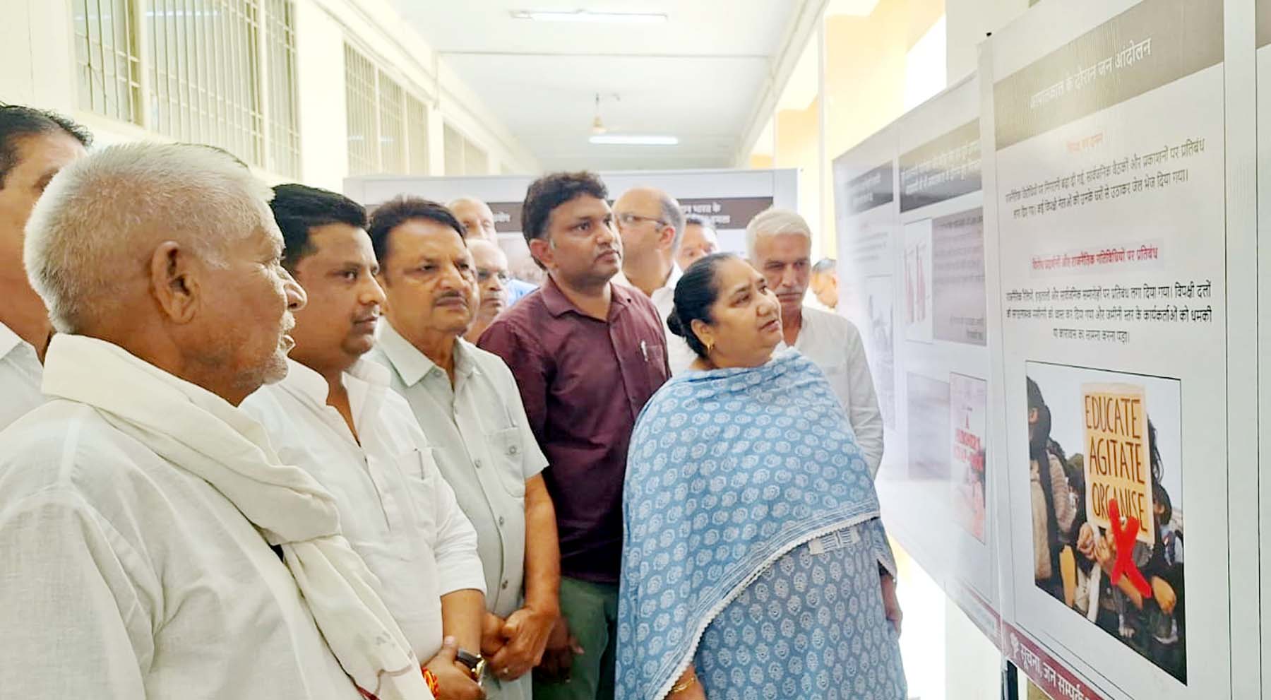 गुरुग्राम के उपमंडल पटौदी के लघु सचिवालय में आपातकाल के 50 वर्ष पूर्ण होने पर लगाई गई प्रदर्शनी का शुभारंभ करने के उपरांत अवलोकन करती हुई विधायक बिमला चौधरी। गुरुग्राम के उपमंडल पटौदी के लघु सचिवालय में आपातकाल के 50 वर्ष पूर्ण होने पर लगाई गई प्रदर्शनी का शुभारंभ करने के उपरांत अवलोकन करती हुई विधायक बिमला चौधरी।