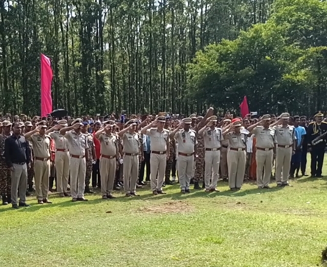 नक्सल विरोधी अभियान में शहीद जवानों प्रणेश्वर कोच का पार्थिव शरीर आज कोकराझार जिले के मागुरमारी गांव के निवास स्थान पहुंचा राष्ट्रीय सम्मान के साथ दी गई श्रद्धांजलि।