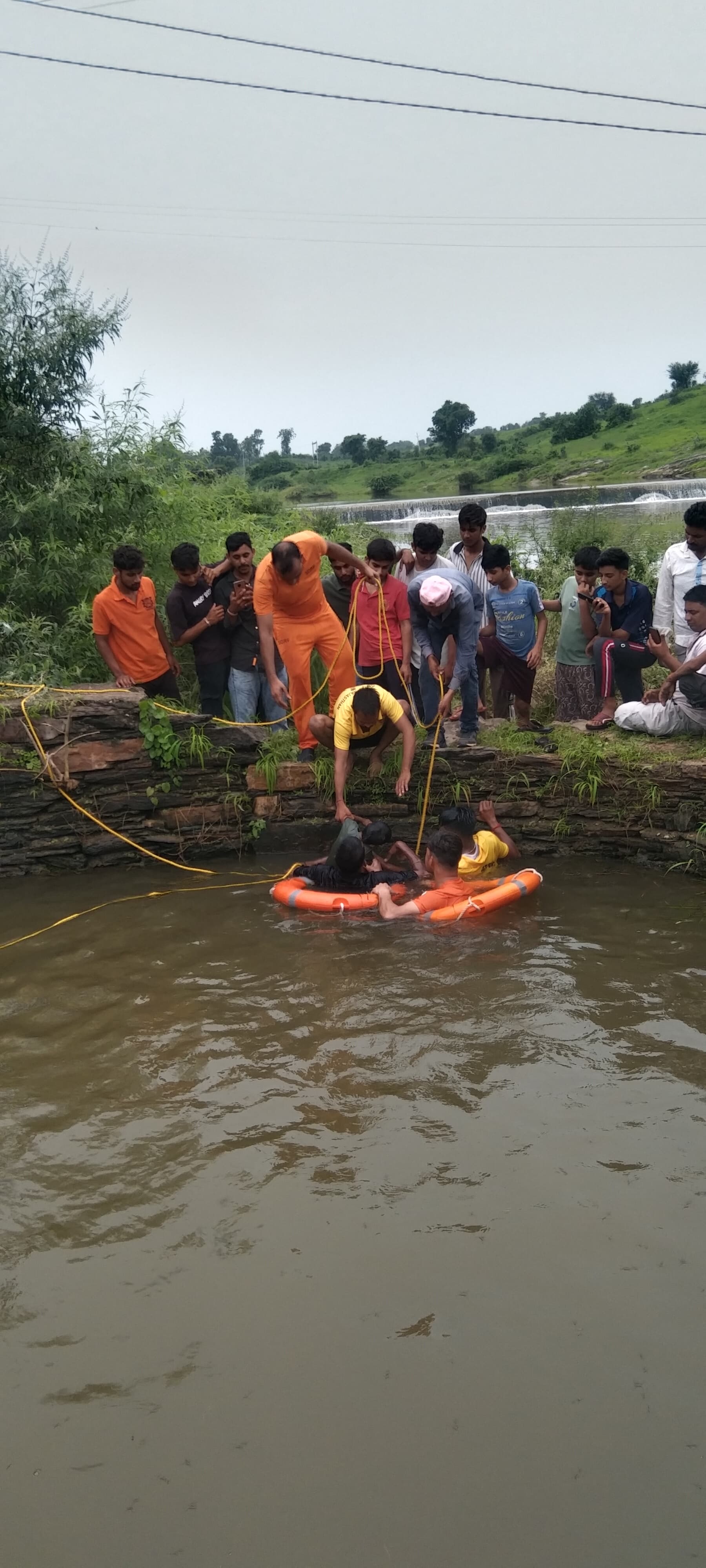 कुंए से शवों को निकालती सिविल डिफेंस की टीम कुंए से शवों को निकालती सिविल डिफेंस की टीम