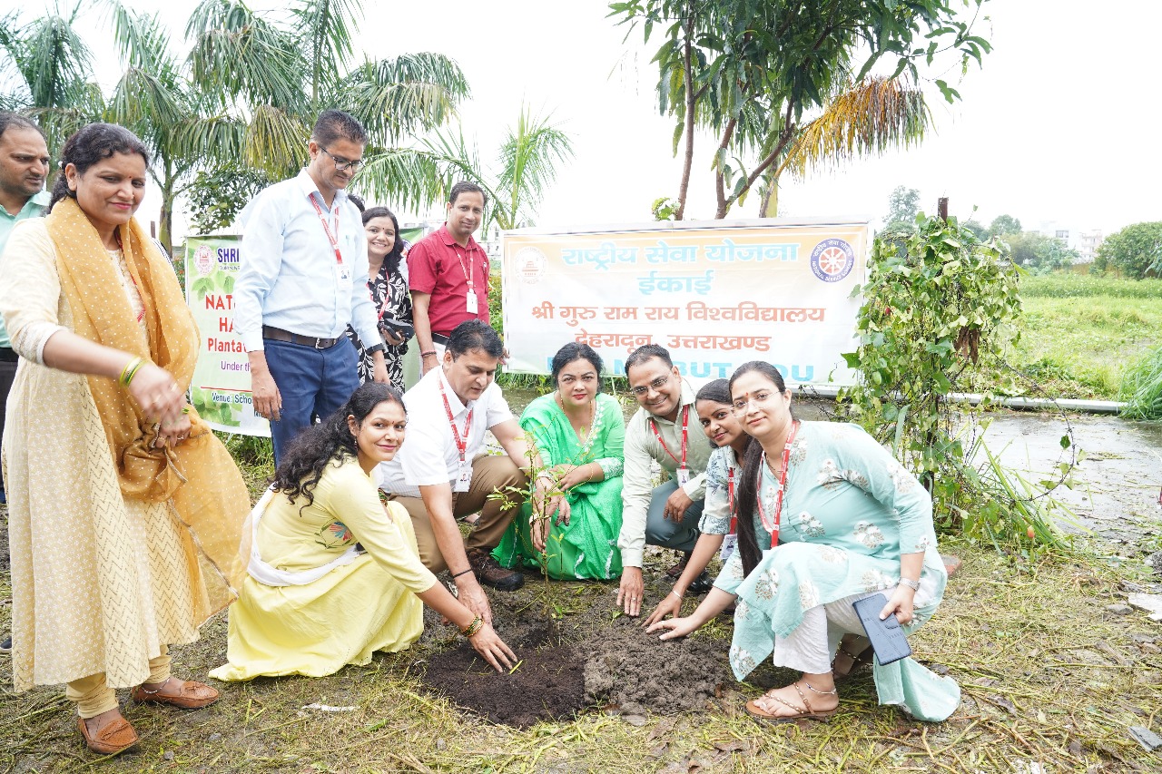 एसजीआरआर विश्वविद्यालय में पौधरोपण कार्यक्रम। एसजीआरआर विश्वविद्यालय में पौधरोपण कार्यक्रम।