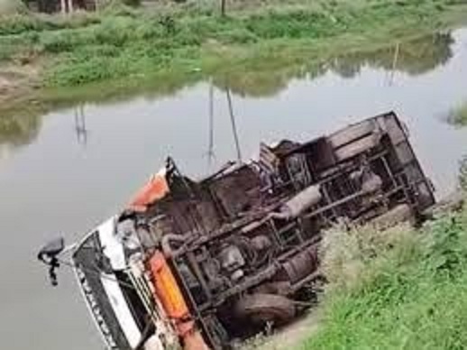 तेज रफ्तार बस अनियंत्रित होकर नहर में पलटी