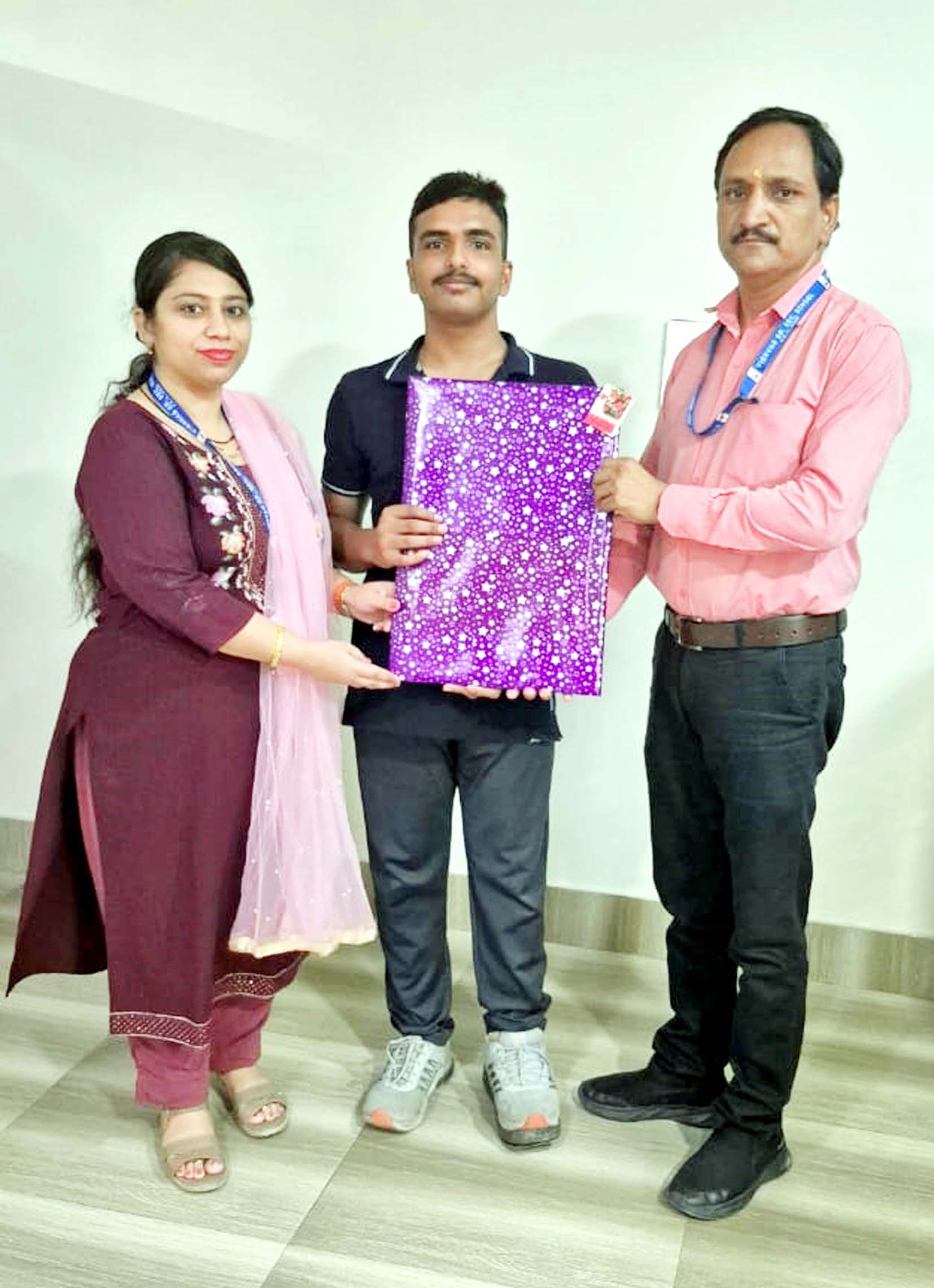 विद्यालय प्राचार्य दिनेश चंद्र सेमवाल छात्र कार्तिकेय को सम्मानित करते हुए। विद्यालय प्राचार्य दिनेश चंद्र सेमवाल छात्र कार्तिकेय को सम्मानित करते हुए।