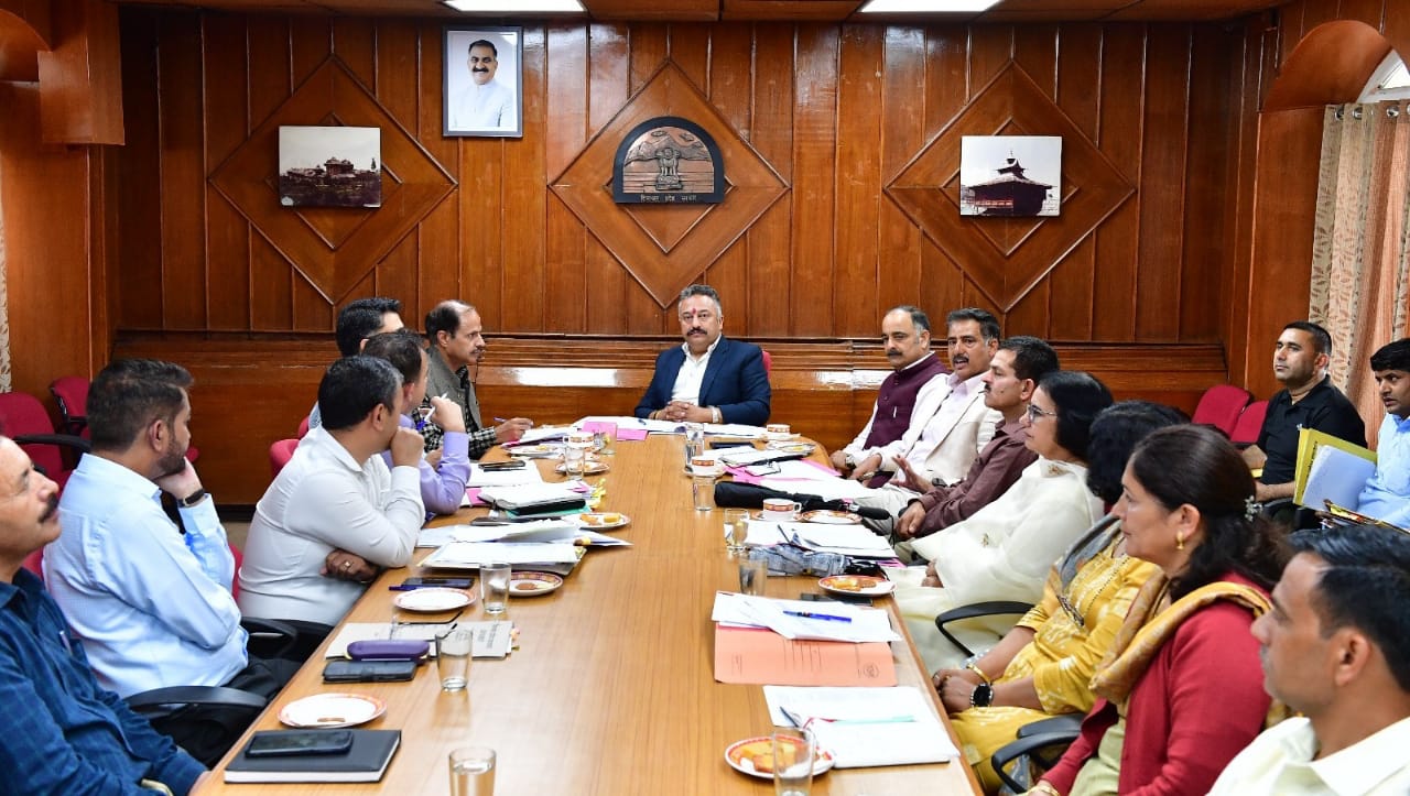 शिक्षा मंत्री समीक्षा बैठक के दौरान शिक्षा मंत्री समीक्षा बैठक के दौरान
