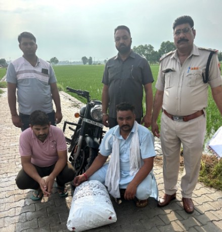पकड़े गए नशा तस्कर। पकड़े गए नशा तस्कर।