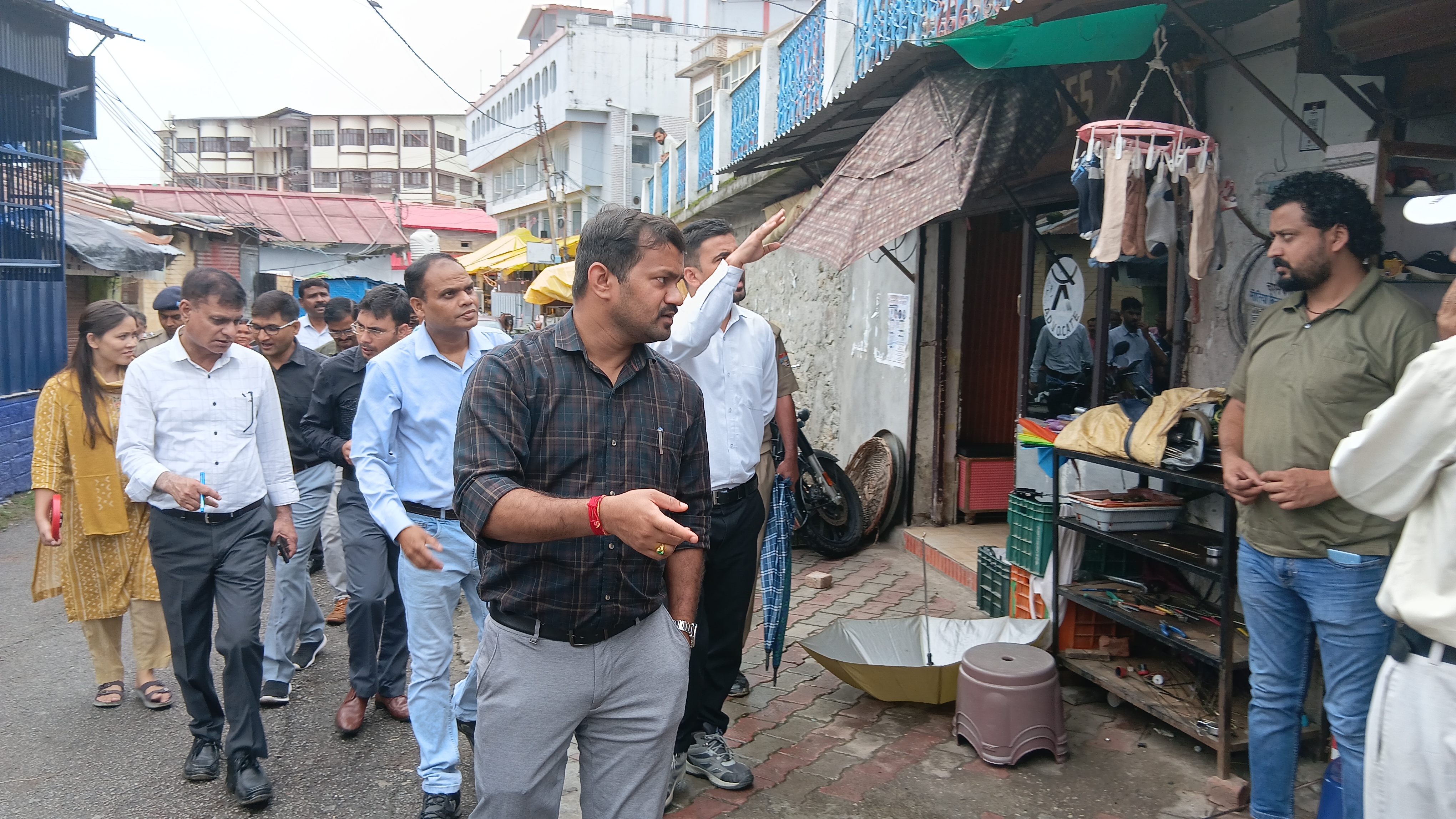 पौड़ी में  अतिक्रमण को हटाने को लेकर दुकानदारों को निर्देश देते संयुक्त मजिस्ट्रेट