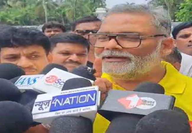 पपपू यादव मीडिया से बात करते पपपू यादव मीडिया से बात करते