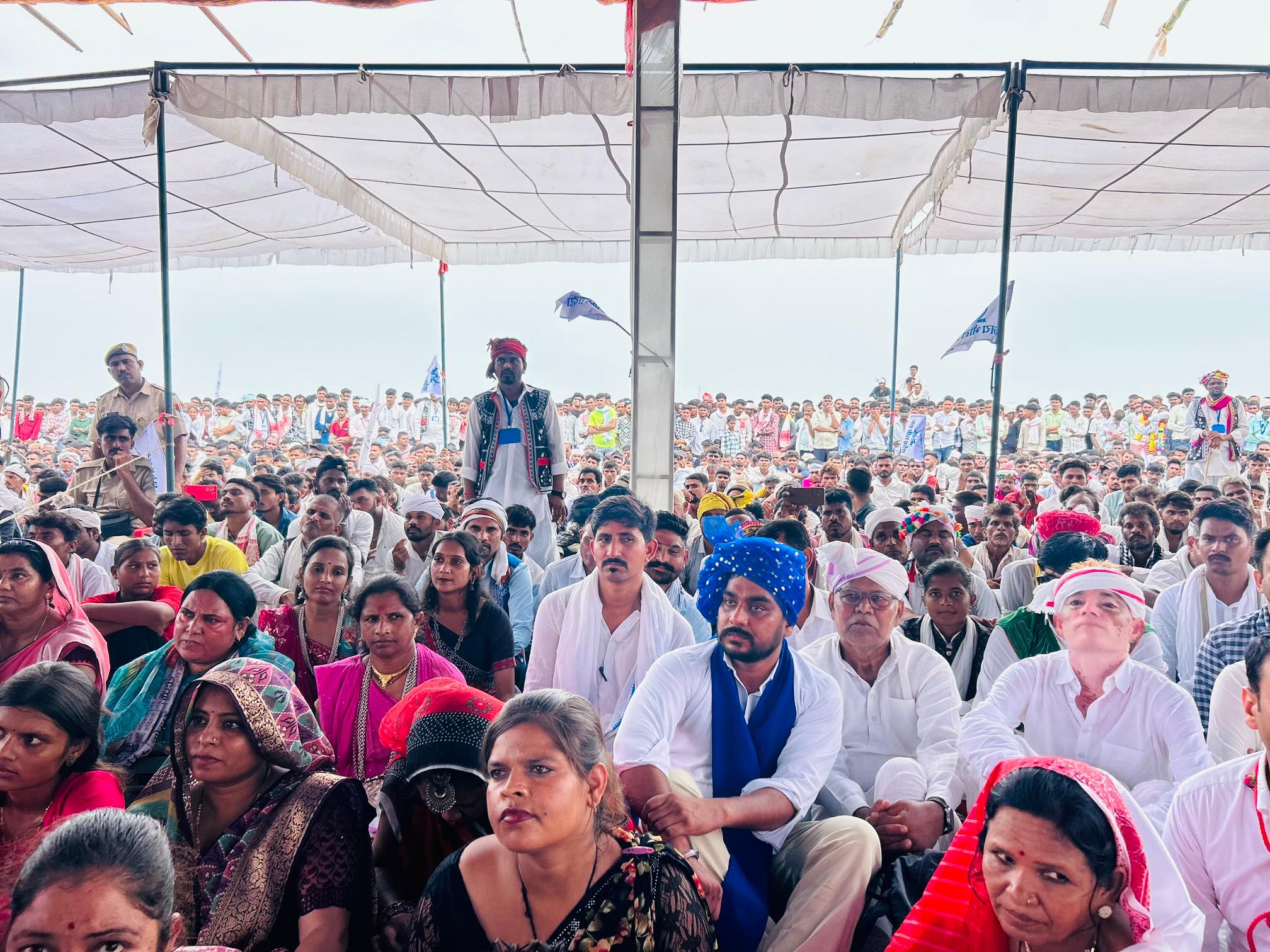 आदिवासी परिवार की जाजम व्यवस्था के तहत जमीन पर बैठे सांसद राजकुमार व अन्य